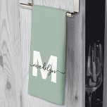 Linge De Cuisine Nom vert Sage Monographie<br><div class="desc">Personnalisé Sage Green Monogramme Nom Serviette de cuisine. Ajoutez une touche personnelle élégante à votre cuisine grâce à cet élégant design de serviettes. L'arrière - plan est un vert sage doux, associé à des lettres blanches croustillantes pour l'initiale et un nom noir gras dans un script courant à l'avant. Conçu...</div>