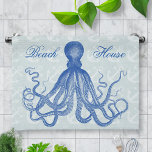 Linge De Cuisine Octopus bleu vintage avec Ancres Personnalisé<br><div class="desc">Ce magnifique dessin de pieuvre antique* du 19ème siècle a été recoloré bleu et placé sur un joli arrière - plan gris-bleu en détresse / grunge avec un motif d'ancre faible. Le résultat est un collage original conçu pour correspondre à votre décor nautique et de plage. La pieuvre victorienne a...</div>