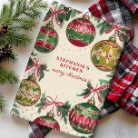 Linge De Cuisine Ornement de Noël vintage personnalisé<br><div class="desc">Ajoutez une touche de charme vintage à votre cuisine en cette période de vacances avec cette serviette de cuisine de Noël personnalisée avec des ornements classiques en rouge et vert festif. Parfait pour ajouter une atmosphère cosy et nostalgique à votre décor de vacances ou à un cadeau à un être...</div>