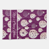 Linge De Cuisine Ornements de Noël sur Plum Kitchen Towel (Horizontal)