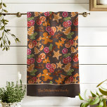 Linge De Cuisine Pain d'épices Citrus épices Noël Ajouter Nom de fa<br><div class="desc">Ce design sucré aux couleurs marron a été créé à l'aide de mes biscuits d'inspiration scandinave en forme d'homme en pain d'épices, d'arbre de Noël et d'une étoile entourée d'agrumes, d'épices séchées, de verdure et de baies qui évoquent l'atmosphère d'une cuisine de grand-mère aux senteurs de pâtisserie de vacances !...</div>