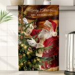 Linge De Cuisine Père Noël Décoration de l'arbre de Noël Personnali<br><div class="desc">Célébrez la magie de Noël avec cette serviette de cuisine personnalisée avec le Père Noël parsemant le sapin de Noël. Avec des couleurs chaudes et des détails complexes, cette serviette ajoute un charme festif à votre décor de cuisine. Personnalisez-le avec votre nom de famille pour en faire un hôtel de...</div>