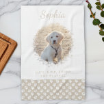 Linge De Cuisine Photo Personnalisée Pour Animaux De Compagnie & Pr<br><div class="desc">Beau modèle photo personnalisé dans les couleurs blanc et beige de Destei. Remplacez l'exemple de photo d'animal de compagnie par une photo de votre animal de compagnie et personnalisez les zones de texte avec le nom de votre animal de compagnie et le texte personnalisé. La partie inférieure du design est...</div>