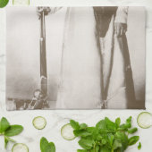 Linge De Cuisine Photo Portrait d'une fille qui tient un fusil, c19 (Plié)