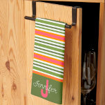 Linge De Cuisine Pink Green Modern Stripe élégant Nom initial<br><div class="desc">Chic Stripe moderne stylishServiette de cuisine rose verte avec Monogram Initial et Nom. Ces serviettes de cuisine uniques sont un cadeau parfait pour célébrer un anniversaire, la retraite, l'anniversaire, la fête du ménage, un cadeau mariage, etc... Une façon amusante de célébrer n'importe quelle occasion. Associez-le avec une bouteille de vin...</div>