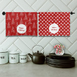 Linge De Cuisine Points et arbres de Noël Nom personnalisé<br><div class="desc">La serviette de cuisine de Noël a un nouveau look dans les motifs rouges et duo classiques. Monogramme et nom personnalisés pour celui qui aime cuisiner ou cuire.</div>