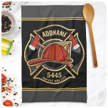 Linge De Cuisine Pompier AJOUTER LE NOM Insigne du service de pompi<br><div class="desc">Pompier NOM Pompier pompier - Emblème avec Casque Rouge et Ax. Customisez avec votre nom,  votre numéro de station/de bureau et votre emplacement.</div>