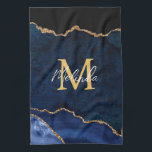 Linge De Cuisine Porte en marbre bleu et or de la Marine<br><div class="desc">Cette serviette de cuisine est ornée d'un élégant et glamour arrière - plan en marbre d'agate avec des détails de gemme de géode et des accents de parties scintillant faux or. Le monogramme combine écriture manuscrite et polices sans serif modernes pour un look élégant et sophistiqué. Cela fera le cadeau...</div>