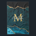 Linge De Cuisine Porte en marbre bleu turquoise et or<br><div class="desc">Cette serviette de cuisine est ornée d'un élégant et glamour arrière - plan en marbre d'agate avec des détails de gemme de géode et des accents de parties scintillant faux or. Le monogramme combine écriture manuscrite et polices sans serif modernes pour un look élégant et sophistiqué. Cela fera le cadeau...</div>