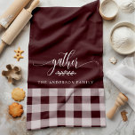 Linge De Cuisine Rassembler Chèque Burgundy et Boeuf Blanc<br><div class="desc">Ajoutez une touche de chaleur et de charme à votre cuisine grâce à cette serviette de cuisine Gather Fall Burgundy & White Buffalo Check. Doté d'un motif classique en plaid de buffle avec le mot "rassemblement" et d'un nom de famille personnalisable, cette serviette de cuisine est parfaite pour créer une...</div>