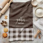 Linge De Cuisine Rassembler Chute Brown et blanc Chèque Buffle<br><div class="desc">Ajoutez une touche de chaleur et de charme à votre cuisine grâce à cette serviette de cuisine Gather Fall Brown & White Buffalo Check. Doté d'un motif classique en plaid de buffle avec le mot "rassemblement" et d'un nom de famille personnalisable, cette serviette de cuisine est parfaite pour créer une...</div>