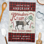Linge De Cuisine Reindeer Farm Russe Vintage Farmhouse Nom personna<br><div class="desc">Décorez votre maison pour Noël avec cette serviette de cuisine personnalisée portant l'enseigne de la ferme de rennes. Ce panneau vintage indique, "Bienvenue à la ferme de rennes (Votre nom) / Propriété familiale / Balades à bascule gratuites / cacao chaud - Couvertures - Covoiturage - Rencontrez Père Noël." Tout le...</div>