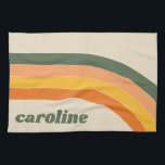 Linge De Cuisine Retro les années 70 Rainbow Green Orange Nom perso<br><div class="desc">Ajoutez une touche d'élégance rétro à votre cuisine avec cette serviette personnalisée de cuisine de nom avec un design arc-en-ciel super en vert, orange, jaune et pêche. Parfait pour un ajout simple et esthétique à votre maison ou comme cadeau unique pour une femme de ménage, une fête de mariage, une...</div>