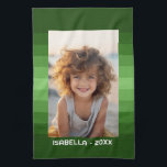 Linge De Cuisine Retro Stripes - Christmas Green - Simple Photo<br><div class="desc">Tons de motif à bandes vertes avec une zone de texte simple pour un nom et une date. Ajoutez votre selfie favori ou votre instantané de famille. Utilisez une photo pour créer ce cadeau photo unique et personnel. L'arrière - plan comprend un motif rétro à rayures avec une mise à...</div>