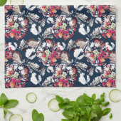 Linge De Cuisine Rouge, fleurs blanches sur bleu. (Plié)