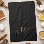 Linge De Cuisine Script féminin Black Gold moderne Monogramme<br><div class="desc">Script Feminine Black Gold moderne Serviette de cuisine monogrammée. Personnalisez facilement cette serviette de cuisine moderne et élégante avec votre monogramme et votre nom personnalisés.</div>