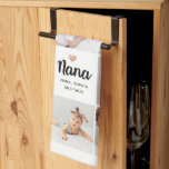 Linge De Cuisine Simple et chic | Collage de photos du coeur pour N<br><div class="desc">Cette serviette de cuisine chic en noir et blanc dispose d'une grille photo avec onze de vos photos personnelles, et une typographie moderne tendance qui dit "nana". Il y a aussi un petit coeur élégant à l'allure d'or faux rose. Un cadeau simple, minimaliste mais absolument élégant pour votre grand-mère à...</div>