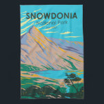 Linge De Cuisine Snowdonia National Park Wales Lake Glaslyn Vintage<br><div class="desc">Snowdonia vectorielle conception d'oeuvre d'art. Le Snowdon Mountain Railway historique du parc grimpe jusqu'au sommet de la plus haute montagne du pays de Galles,  le mont Snowdon,  et offre une vue sur la mer jusqu'à l'Irlande.</div>