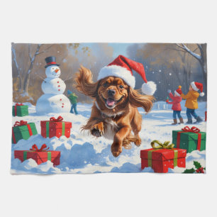 Linge De Cuisine Tibétain Spaniel courant dans la neige avec un cha