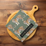 Linge De Cuisine Tigres d'aquarelle verte tropicale Motif avec nom<br><div class="desc">"Offrez-vous l'élégance sauvage de la nature avec notre Motif Tropical Green Watercolor Tigers. Chaque objet de ce design captivant incarne l'esprit vibrant de la jungle, mêlant verdure luxuriante et majestueuse présence de tigres. Que ce soit pour décorer vos objets de première nécessité ou pour rehausser votre décor, notre collection offre...</div>