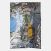 Linge De Cuisine Tramway jaune rétro dans la rue à Lisbonne, Portug (Vertical)