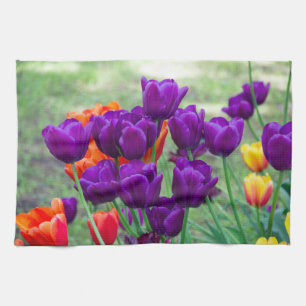 Linge De Cuisine Tulipes violettes foncées par beau temps dans le j