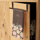 Linge De Cuisine Vintage fleuri élégant pays rustique<br><div class="desc">Cuisine rustique chic vintage personnalisée avec délicat rose pâle, crème acajou, et sauge vert fleurie fleur sauvage garland sur un arrière - plan en bois de grange brun foncé. Il peut s'agir d'un beau cadeau pour votre propre cuisine ou d'un cadeau personnalisé pour quelqu'un de spécial, anniversaire, anniversaire, Noël, douche...</div>