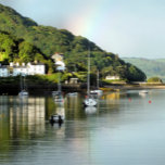 LINGE DE CUISINE VUES DES ALLES<br><div class="desc">Après une journée de pluie,  le soleil sort enfin et un arc-en-ciel apparaît dans le ciel,  dans ce magnifique paysage du port d'Aberdyfi au Pays de Galles,  avec des bateaux dans l'eau et quelques maisons du village.</div>