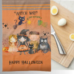 Linge De Cuisine Witch Way Halloween Orange<br><div class="desc">Vérifiez cette jolie Halloween orange vif "Witch Way Is the Kitchen?" TOWEL KITCHEN avec des monstres, et un chat volant un balai.Tout le texte permet de personnaliser. Vous pouvez modifier l'Halloween heureux en votre nom, ou nom de famille. Il fait partie de la collection de monstres d'Halloween. Recherchez les éléments...</div>