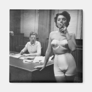 Lingerie model roken in een kantoor magneet