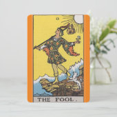 L'invitation de la carte de tarot fou (Debout devant)