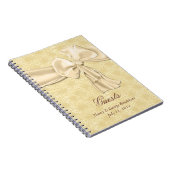 L'invité de mariage signent dedans le carnet (Côté Droit)