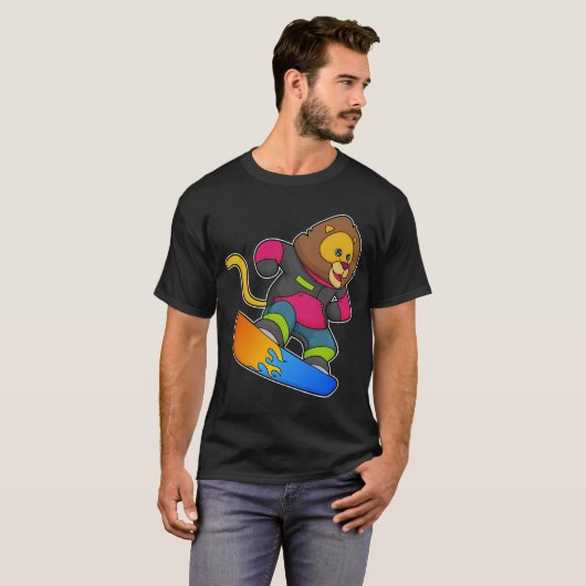Lion as Snowboarder with Snowboard T-shirt (Voorkant volledig)