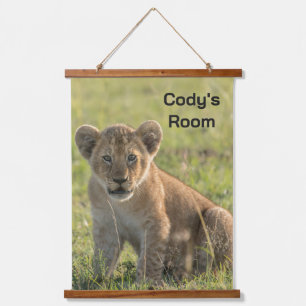 Lion Cub Personaliseer Naam of Teksthout Hangend Wandkleed