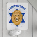 Lion de Juda Étoile de David. Restez avec Israël<br><div class="desc">Ce tapis de souris de style moderne comporte un Lion de Juda peint à la main et un texte "I Stand With Israel" (Je suis avec Israël). Un motif texturé blanc éclaboussé sur l'arrière - plan bleu blanc ajoute un aspect grinçant. *Oeuvre exclusivement créée par Tracey Khalei / Orabella Prints....</div>