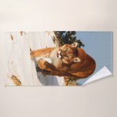 Lion de montagne sur une colline enneigée (Serviette de bain)
