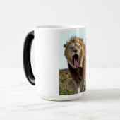 Lion die uit zijn tong steekt magische mok (Voorkant links)