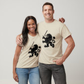 Lion effréné avec le T-shirt d'héraldique d'épée (Unisexe)