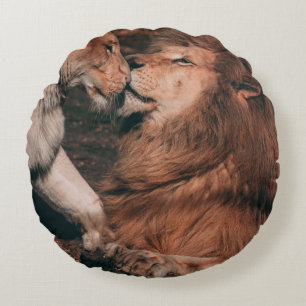 LION LYING ON BROWN ROCK ROND KUSSEN