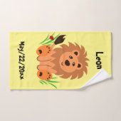 Lion mignon dans l'herbe avec serviette enfant coc (Serviette à main)