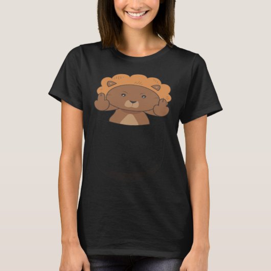 Lion Showing middle finger in a pocket T-shirt (Voorkant)