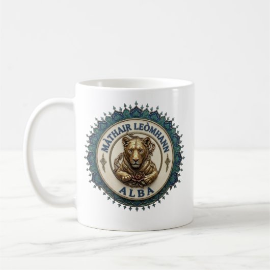 Lionne mère. Tasse de café Écosse (Gauche)