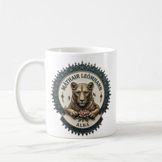 Lionne mère. Tasse de café Écosse (Gauche)