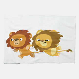 Lions caricaturaux mignons dans une serviette de c