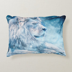 Lionsneeuw die op een kunstdier ligt accent kussen