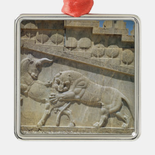 Lionvechtstier, noodtrap, oostelijke trap metalen ornament