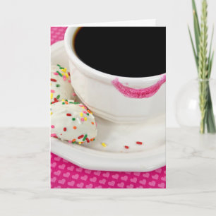 lippenstift op koffiekopje met koekjes kaart