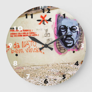 LISSABON GRAFFITI MET ZWART-WITTE AANTALLEN GROTE KLOK