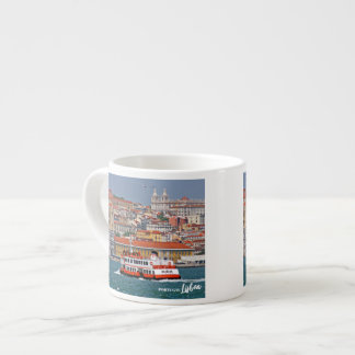 Lissabon skyline met oude veerboot op de Taag Espresso Kop