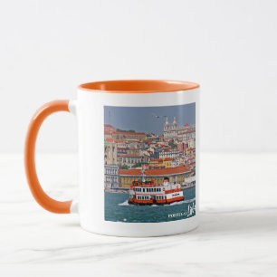 Lissabon skyline met oude veerboot op de Taag Mok